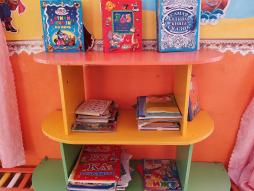 В групповом помещении выделено и оснащено детской художественной и познавательной литературой место под библиотеку для воспитанников в соответствии с их возрастными особенностями.